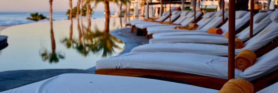 white outdoor lounge chairs